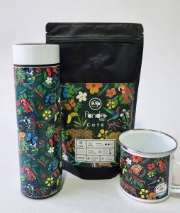 Vista frontal del combo de café Colombia Biodiversa: Termo Digital, Café especial, y Taza de Peltre