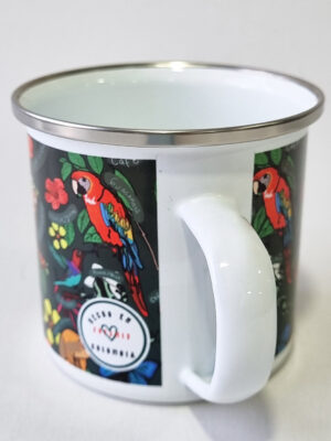 Vista secundaria del diseño "Colombia biodiversa" estampado en la taza de peltre