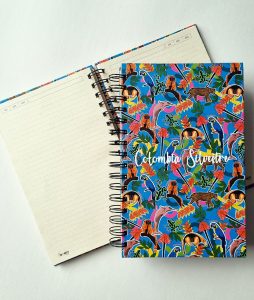 Resalta las hojas rayadas del cuaderno con diseño amazónica silvestre