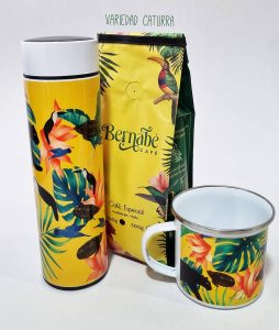 Combo de café que incluye: termo digital, café especial caturra y taza de peltre. Perfecto como regalo o souvenir colombiano.